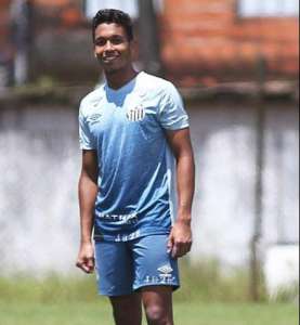 Jovem volante do Santos começa a atrair olhares de rivais do Brasileirão