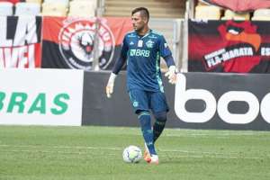 Goleiro se recupera de lesão e volta a treinar com elenco do Flamengo