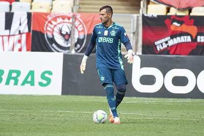 Goleiro se recupera de lesão e volta a treinar com elenco do Flamengo