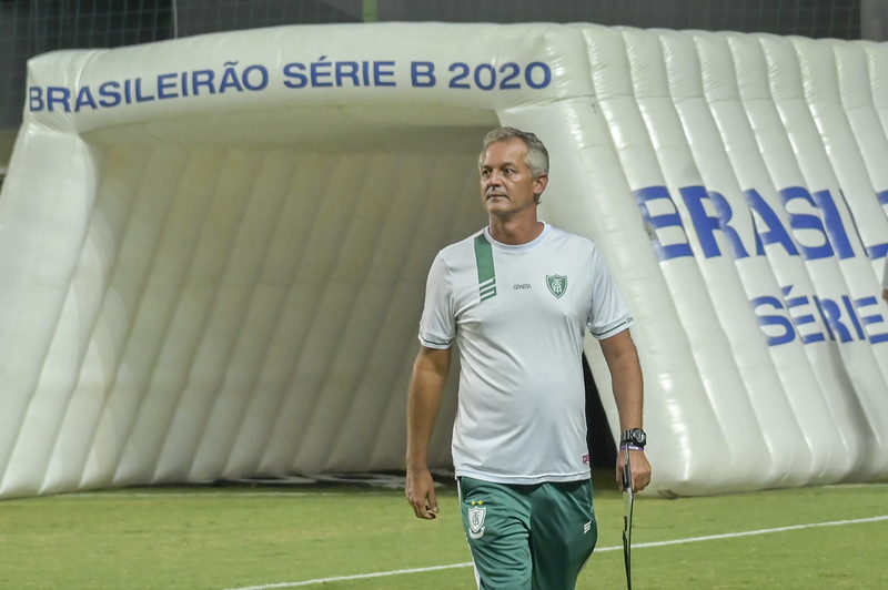 Lisca ameaça deixar futebol, dispara contra arbitragem e explode: “Me dá nojo”