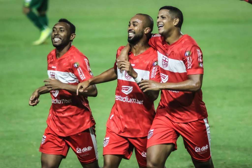 Wesley (ao centro) teve mais uma boa atuação pelo CRB (Foto: Douglas Araújo/CRB)
