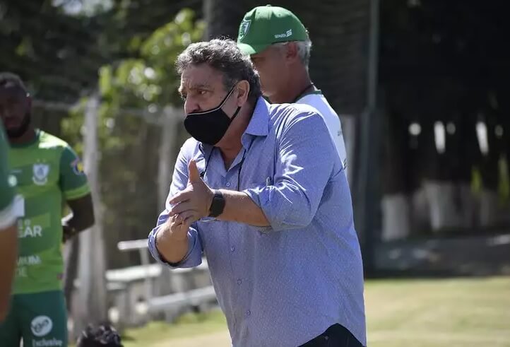 Irritado com arbitragem, presidente anuncia saída do América-MG em março