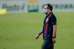 Afastado há uma semana com covid-19, técnico do Fortaleza é internado