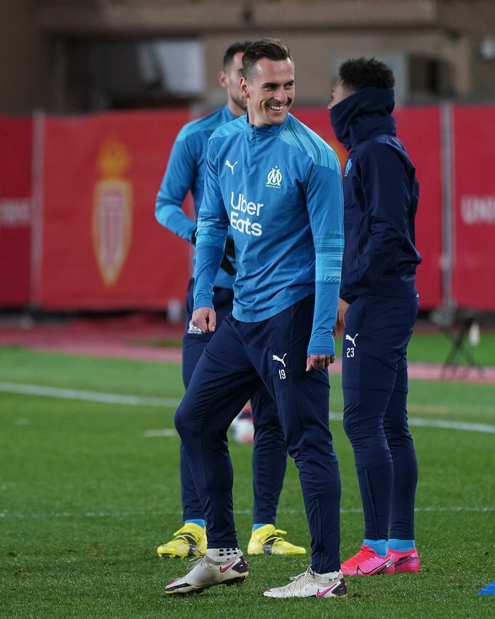 Francês: Liga adia jogo do Olympique após protesto de torcida; zagueiro é atingido