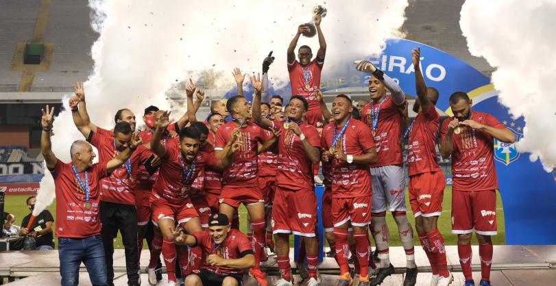 Vila Nova recebe troféu de campeão da Série C