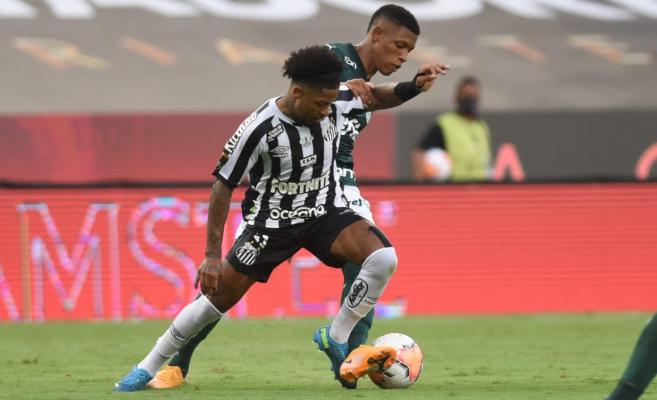 Apagado, Marinho é eleito melhor da Libertadores, chora e pede desculpas