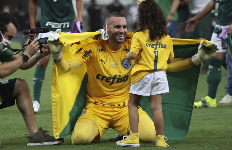 Com medo da covid, Weverton comemora com timidez para estar ‘inteiro’ no Mundial