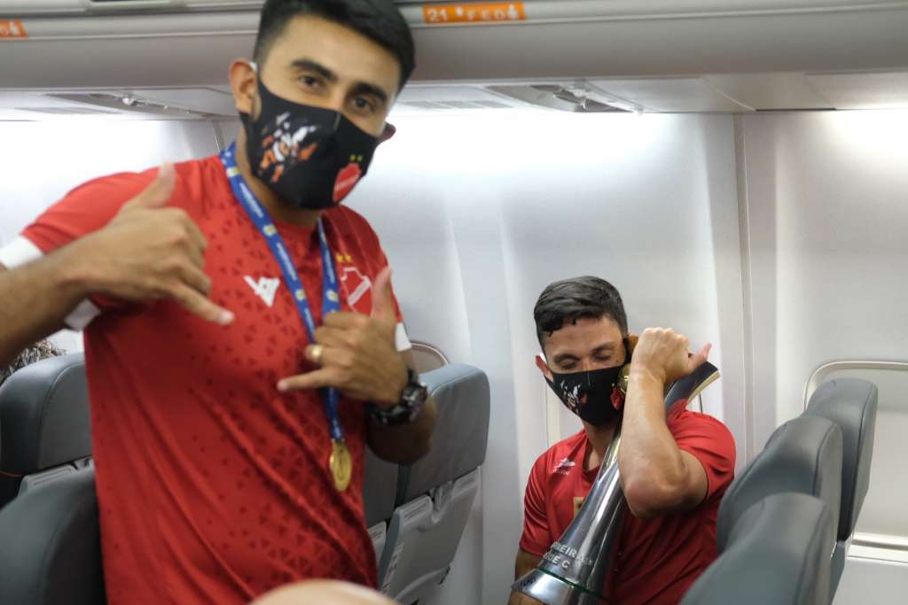 Jogadores do Vila Nova comemoraram o título até no avião