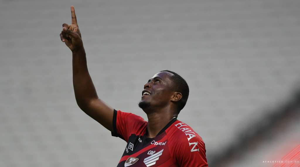 Carlos Eduardo, autor dos dois gols, foi o grande destaque da partida Carlos Eduardo, autor dos dois gols, foi o grande destaque da partida