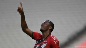 Ceará 0 x 2 Athletico-PR - Furacão vence duelo direto, embala e cola no G7