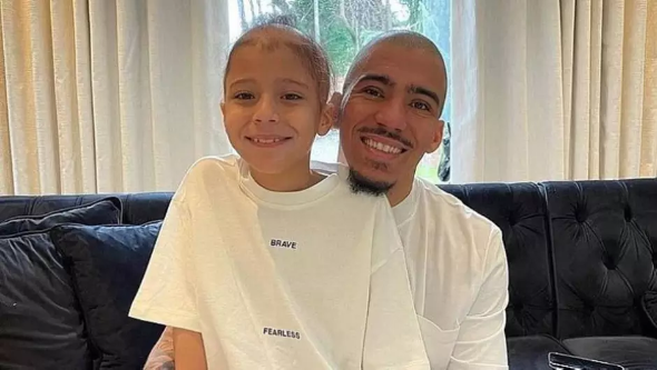 Jogador da Seleção Brasileira raspa cabelo em apoio a filho que tem alopecia