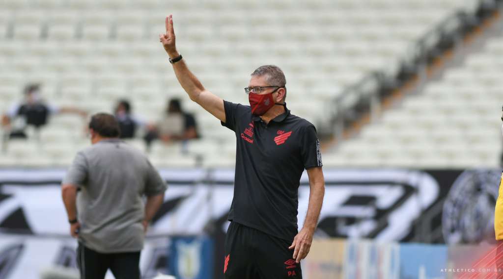 Paulo Autuori destaca solidez defensiva do Athletico diante do Ceará