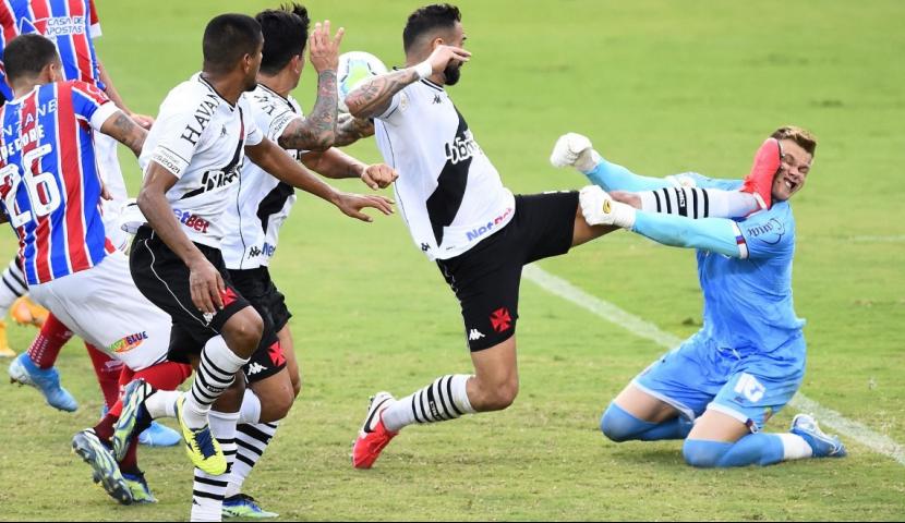 Castán buscava a bola, mas atingiu o rosto de Douglas