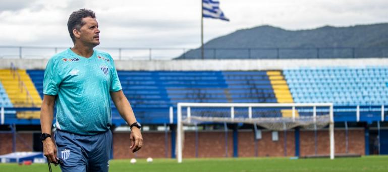 Mesmo sem acesso, Claudinei Oliveira deve seguir no Avaí: “Presidente me ligou”