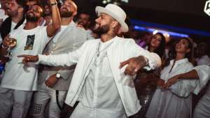 Neymar diz 'sim' às festinhas: 