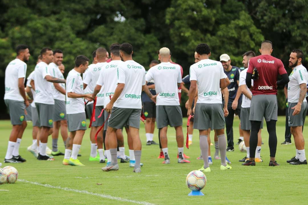 Após desligar técnico, Cuiabá anuncia saída de 11 jogadores no elenco do acesso