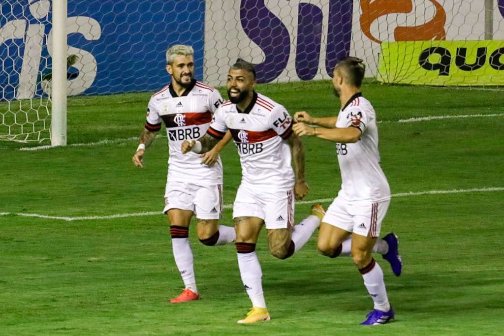 Flamengo vence Sport na 33ª rodada do Brasileirão e cola no Inter Flamengo vence Sport na 33ª rodada do Brasileirão e cola no Inter