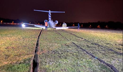 Avião com destaque da Napoli sai da pista após aterrissagem