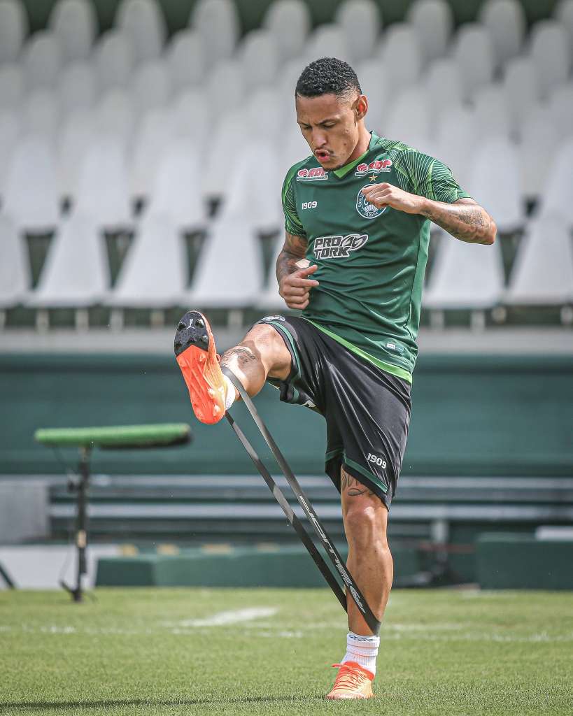 Neílton, atacante do Coritiba, está suspenso e não enfrentará o Fortaleza. Foto: Twitter/Coritiba