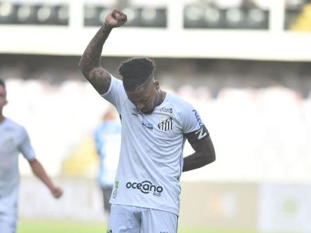 Após ato de racismo contra companheiro do Santos, Marinho dispara: ‘Sempre foi assim’
