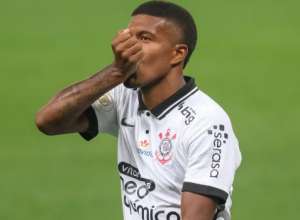 Fábio Santos festeja reação do Corinthians: 'Melhor do que jogar bem, foi ganhar'