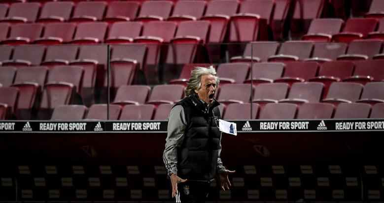 Técnico ex-Flamengo segue em isolamento e desfalca Benfica pelo terceiro jogo