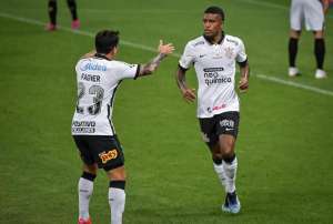 Atacante do Corinthians comemora gol da virada sobre o Ceará
