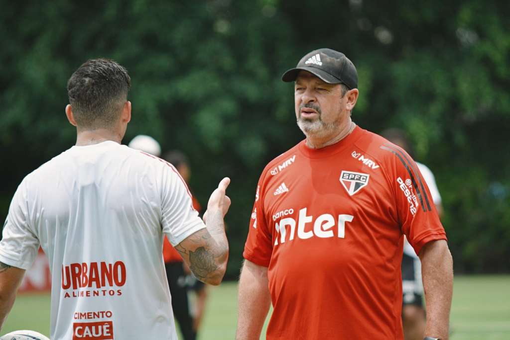 Nesta quinta-feira, Vizolli comandou o seu primeiro treino tático como técnico interino do time.
