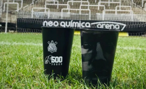 Corinthians lança copo comemorativo pelos 500 jogos de Cássio com camisa alvinegra