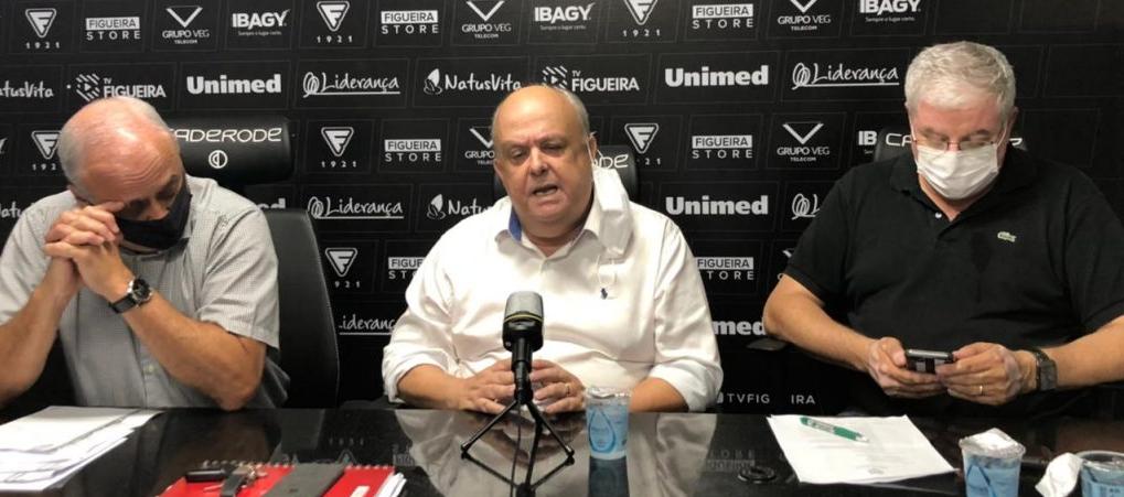 Presidente do Figueirense aponta o dedo para Elano e admite: “Cometemos erros”