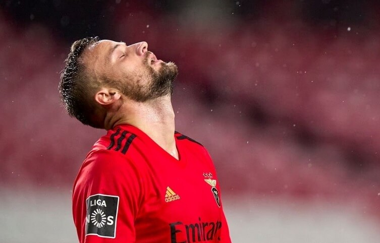 PORTUGUÊS: Benfica tropeça e vê Sporting aumentar vantagem na liderança