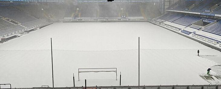 Patinação? Campo é encoberto pela neve e jogo do Alemão é adiado