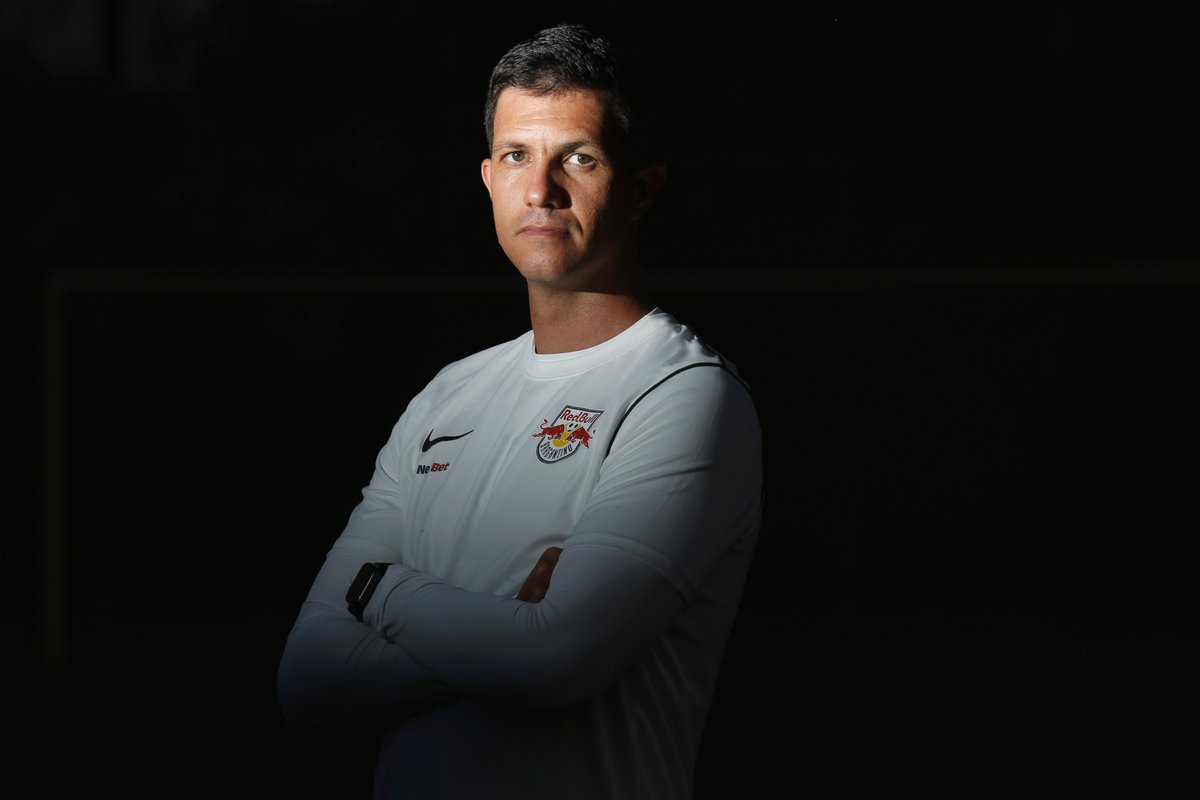 Time rebaixado para a Série B está de olho em técnico do Red Bull Bragantino