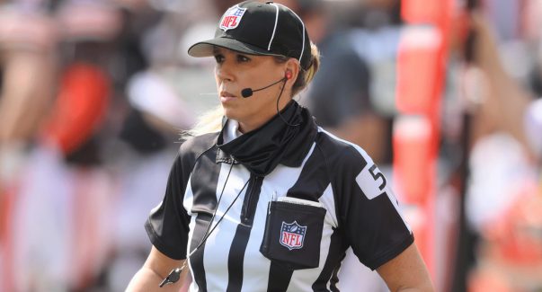 Juíza Sarah Thomas se torna a primeira mulher a entrar em campo em um Super Bowl