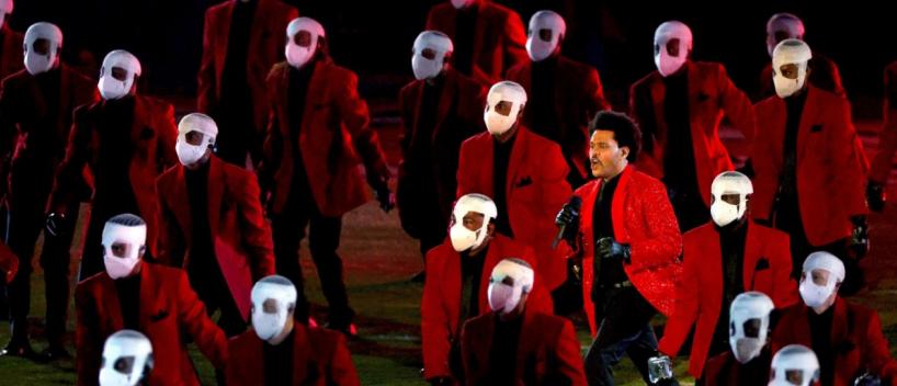 The Weeknd faz grande show no Super Bowl, cantando música no gramado em Tampa
