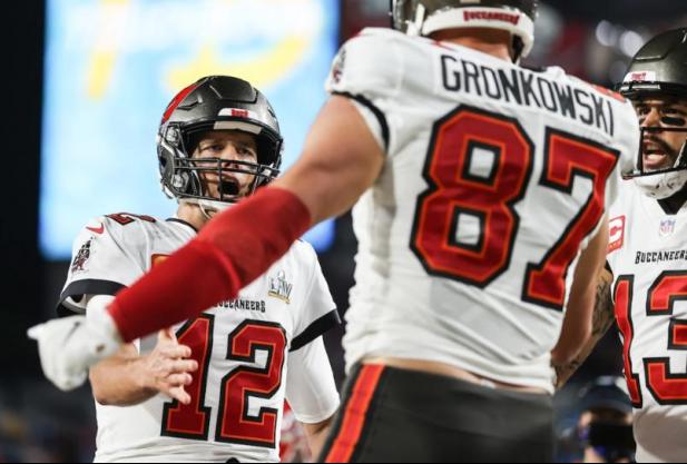 Tom Brady (12) e Rob (87) foram destaques do Tampa no Super Bowl