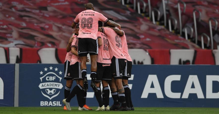 Vacilos do Flamengo podem custar caro e Internacional ser campeão neste domingo