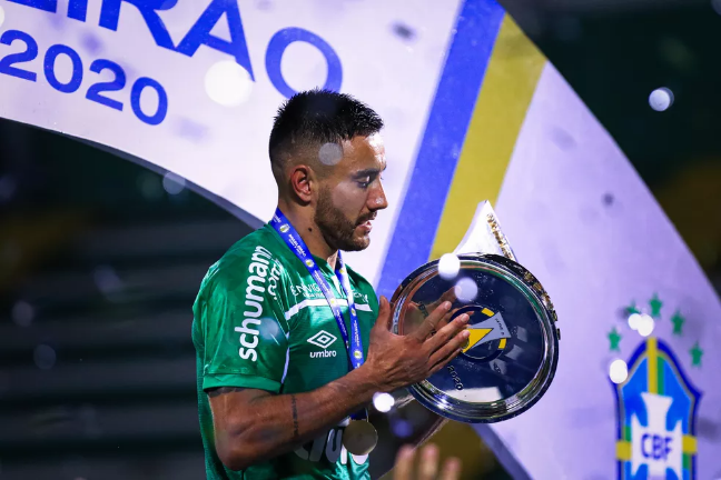 Ídolo da Chapecoense, Alan Ruschel acerta com time mineiro