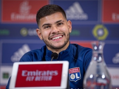 Ex-Athletico, volante da Seleção apaga fotos com Lyon e pode pintar na Inter de Milão