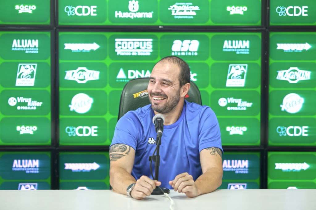 Allan Aal foi apresentado como novo técnico do Guarani (Foto: Thomaz Marostegan/Guarani FC)