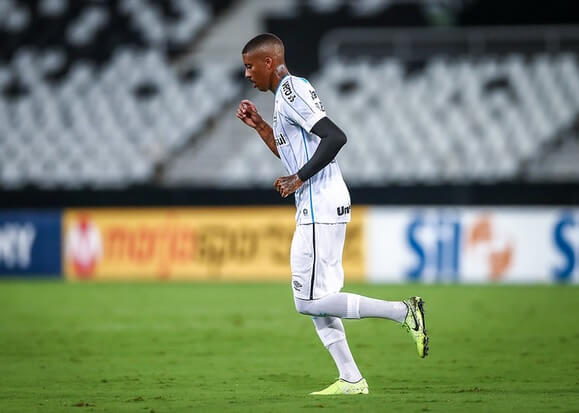 Camisa 10 tranquiliza torcida do Grêmio após sentir o joelho