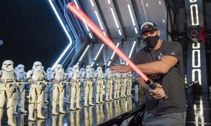 Um dia após ser campeão do Super Bowl, astro curte título em Parques da Disney