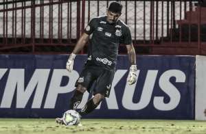 João Paulo fecha temporada marcada por rodízio como titular do gol santista