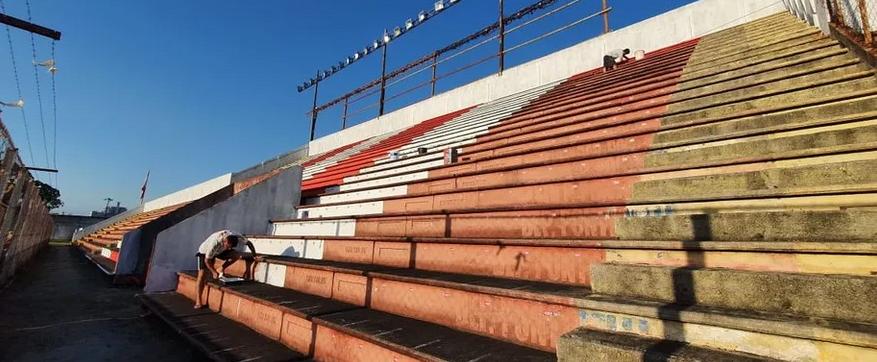 Torcedores de clube catarinense fazem mutirão e pintam o estádio