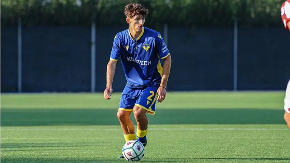 Lateral do Verona está em estado grave devido a uma queda após ser eletrocutado