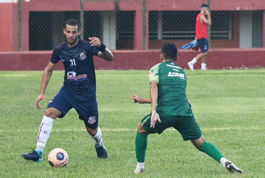 Marcus Vinícius em ação contra o Uberlândia (Foto: Luciano André/Sertãozinho F.C.)
