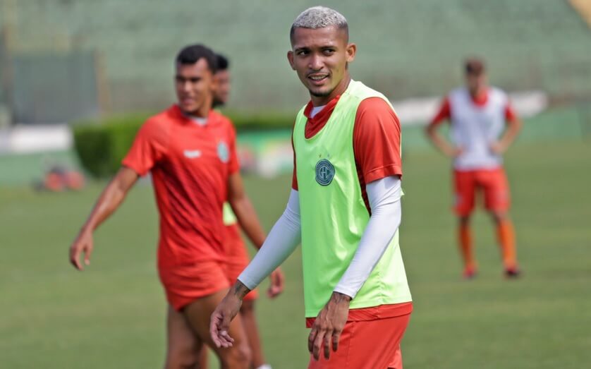 Sondado pelo América-MG, zagueiro renova com o Guarani