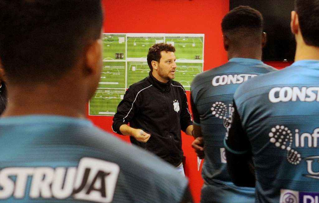 Recentemente, Elano foi técnico da Inter de Limeira. Foto: Twitter/Divulgação