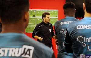 Elano faz curso na CBF por Licença PRO, que será necessária para atuar na elite