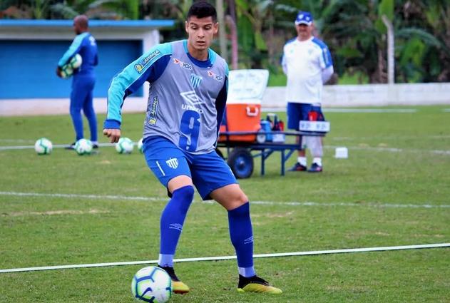Sem reforços, Avaí renova com ex-Corinthians e mais dois, mas pode perder volante